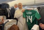 león con la playera de la selección