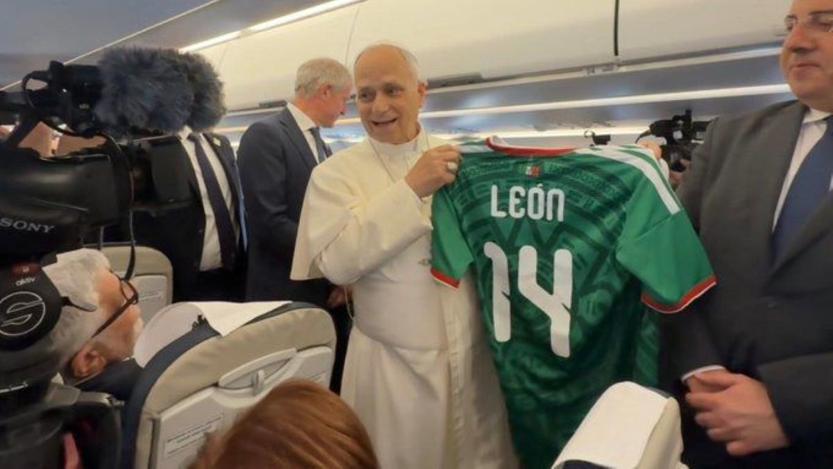Papa León XIV recibe la playera de México y envía mensaje por el Mundial 2026