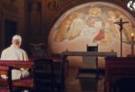 El Papa León XIV aparece de espaldas mientras ora en una capilla, imagen utilizada para presentar su intención de oración de agosto de 2026 por la evangelización en las ciudades.