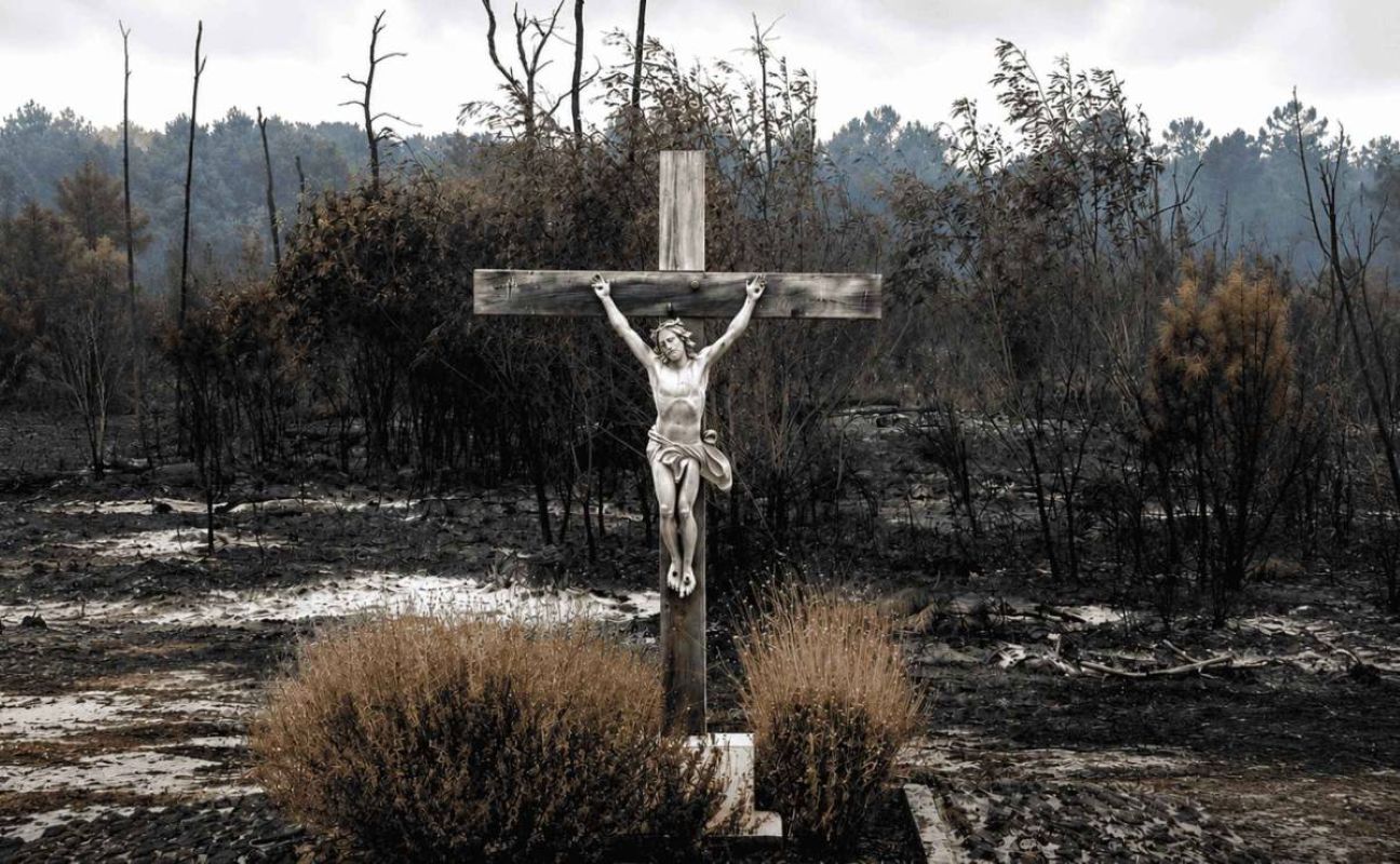 La imagen de Cristo que sobrevivió a los incendios en Francia y conmueve al mundo