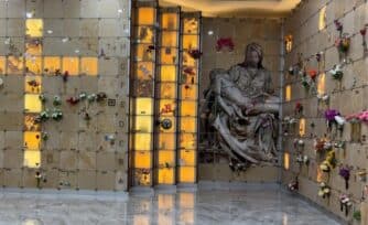 ¿Qué son los nichos en las iglesias y cómo se adquieren?
