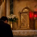 ¿Qué significa la luz roja que nunca se apaga junto al Sagrario?