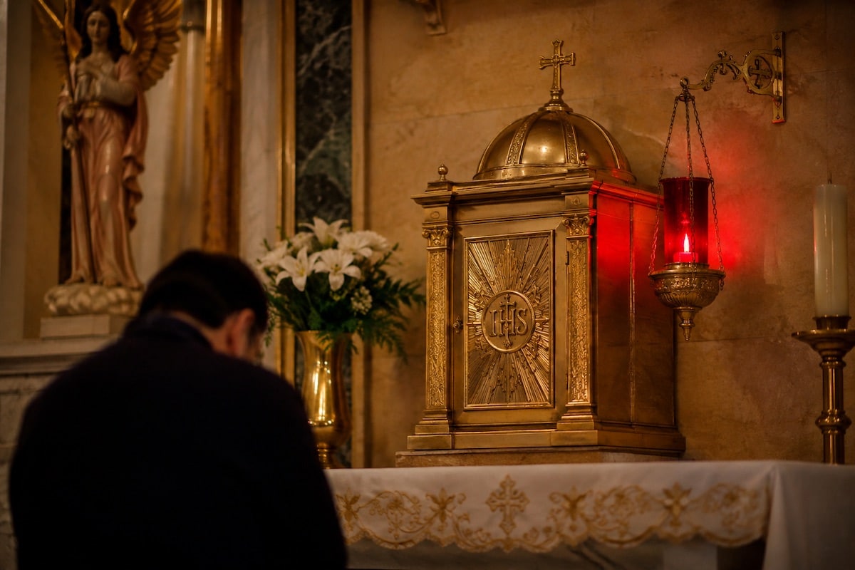 ¿Qué significa la luz roja que nunca se apaga junto al Sagrario?